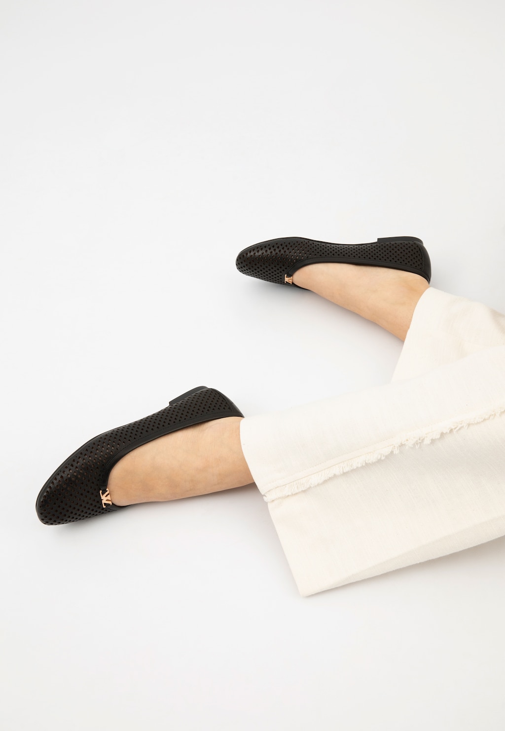 Černé perforované dámské balerínky z kůže 44056-51 Widok 8