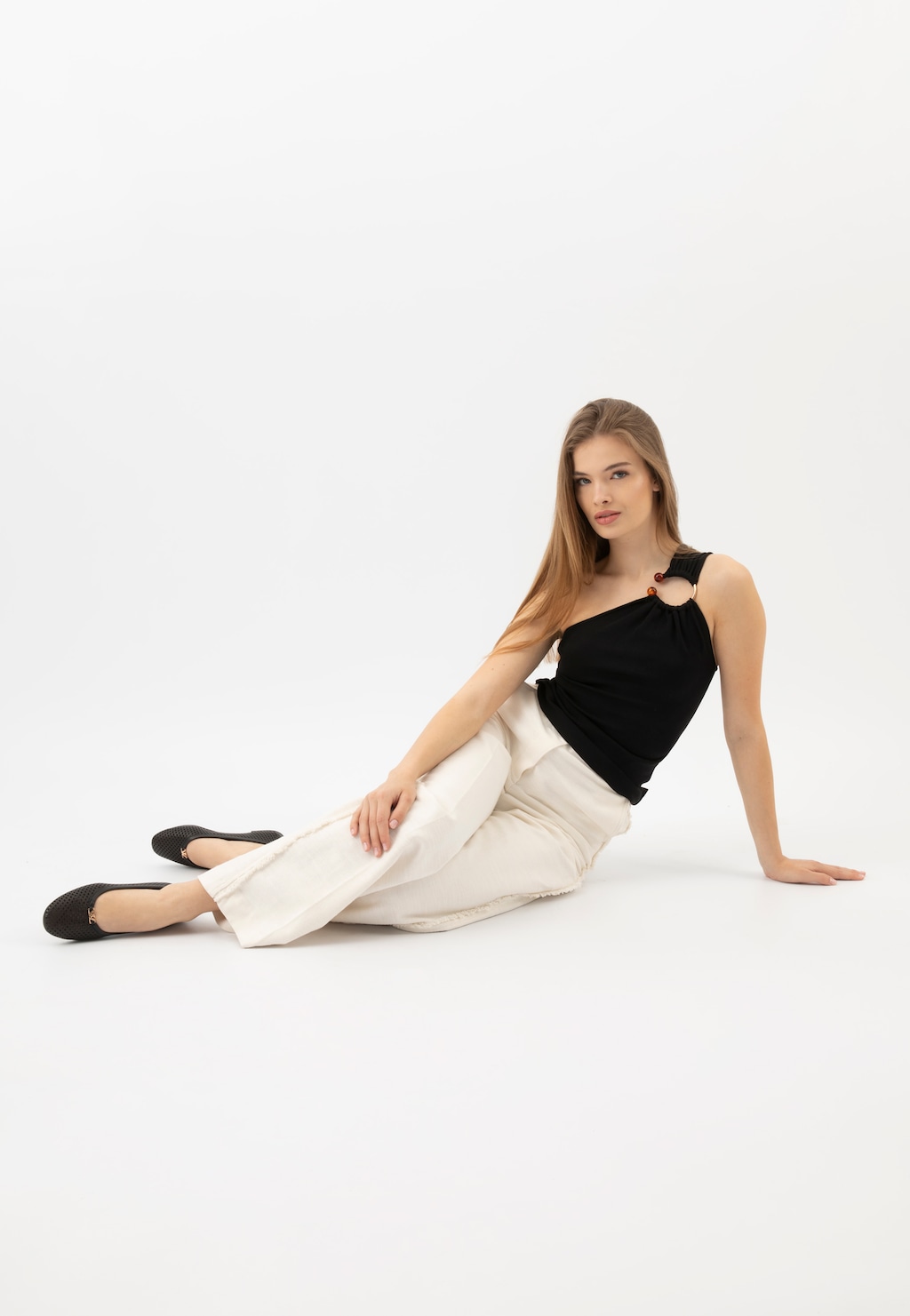 Černé perforované dámské balerínky z kůže 44056-51 Widok 1