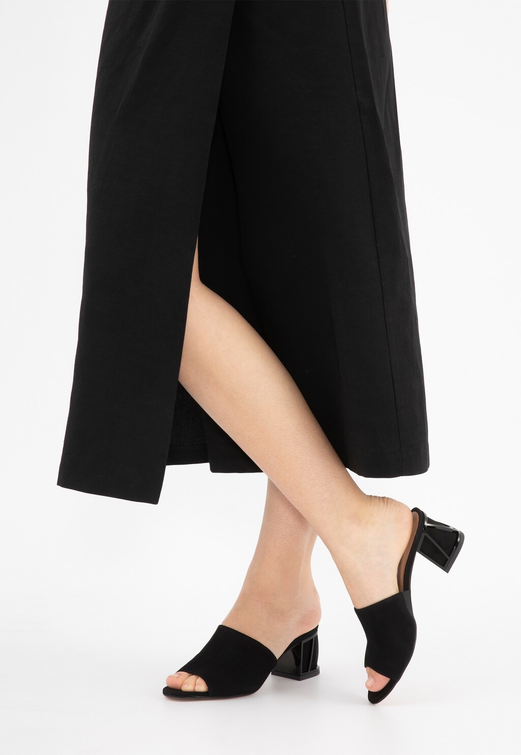 Černé pantofle z velurové kůže na širokém lakovaném podpatku 74146-61 Widok 8