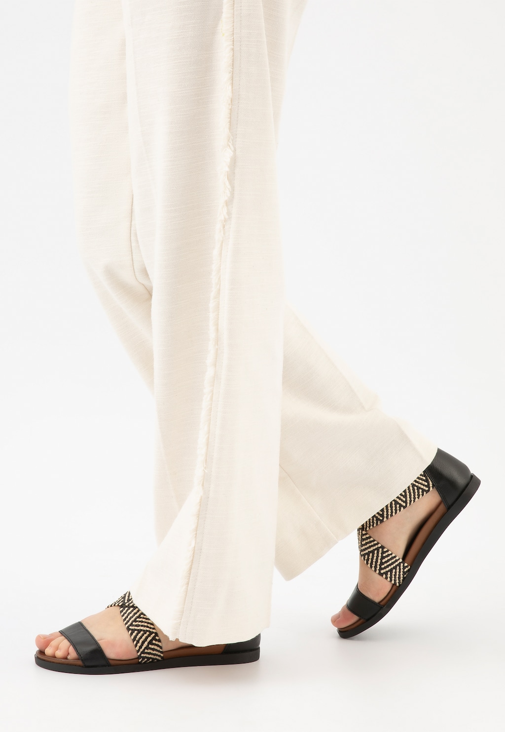 Čierne dámske sandále so zakrytou pätou a pletanými remienkami 76018-81 Widok 8