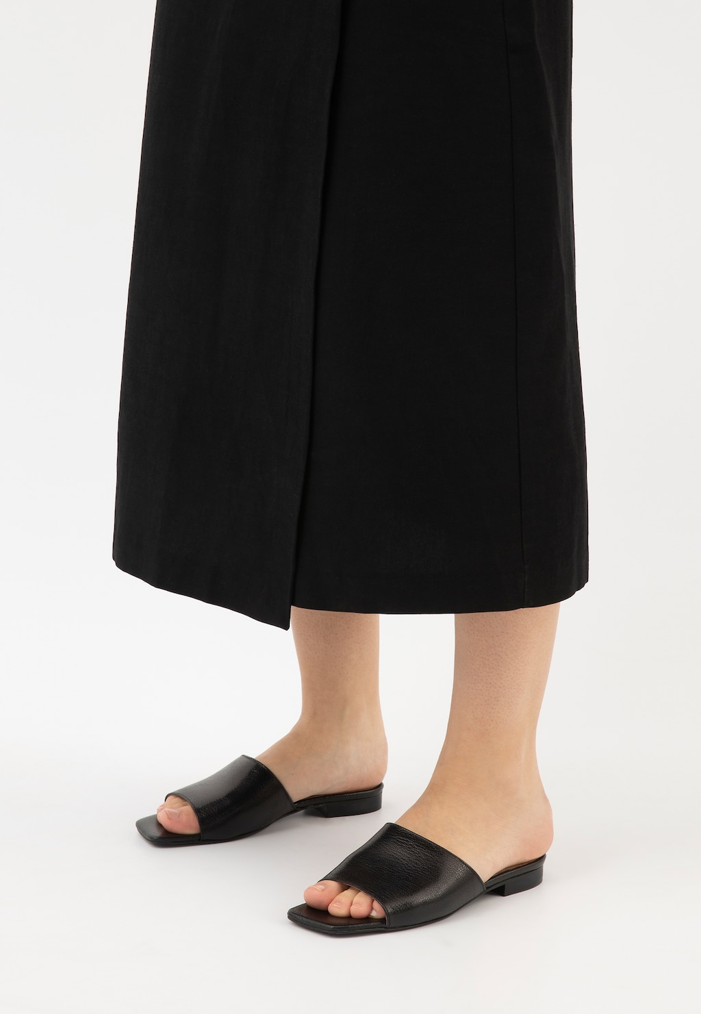 Czarne klasyczne klapki damskie ze skóry licowej 74150-51 Widok 7