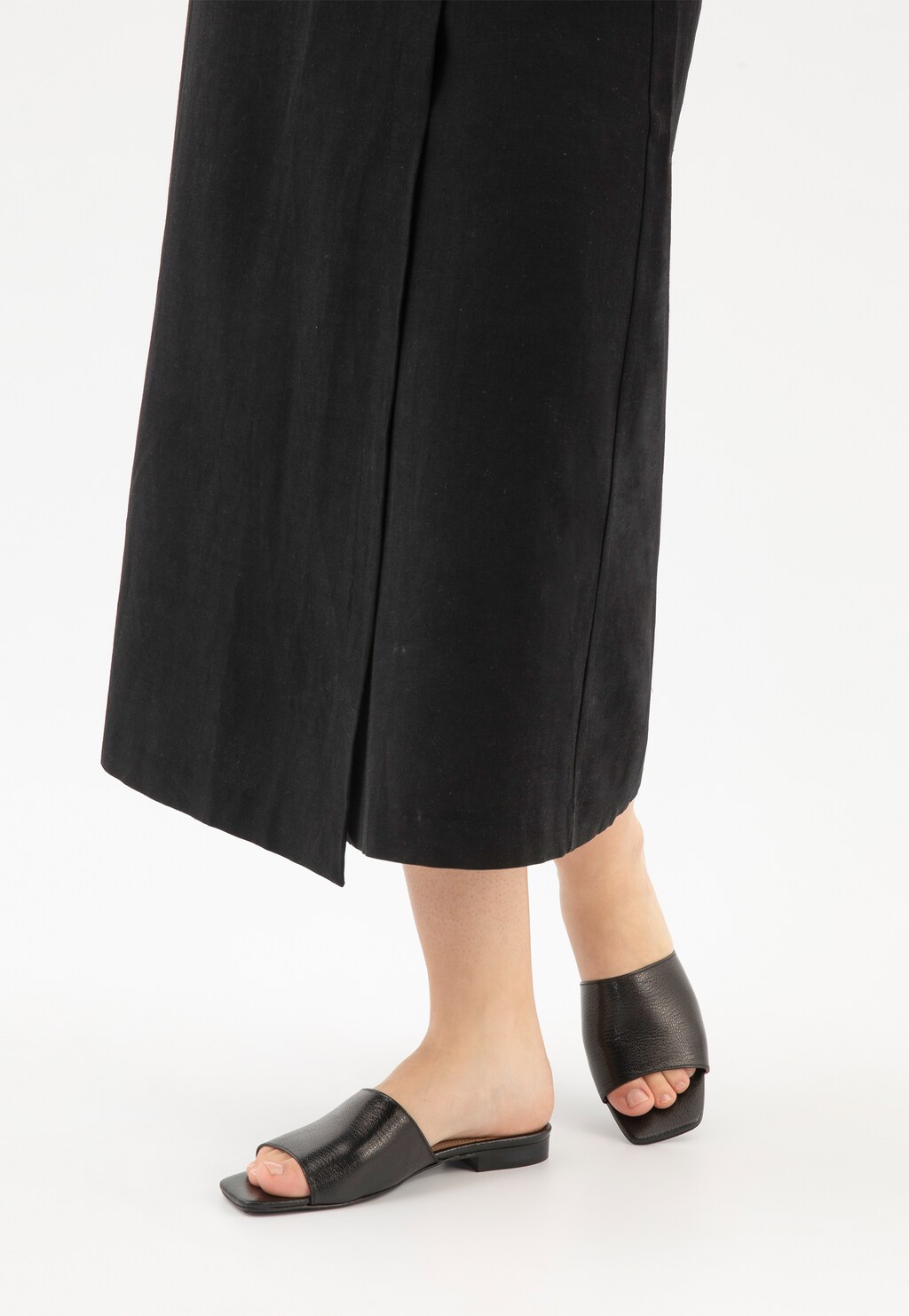 Czarne klasyczne klapki damskie ze skóry licowej 74150-51 Widok 8