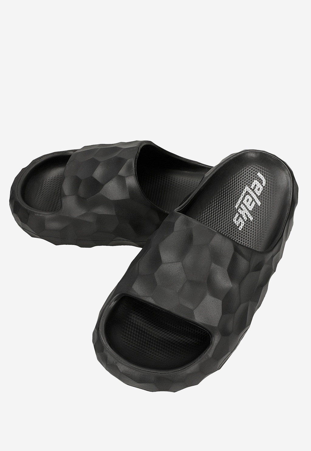 Czarne klapki RELAKS z rzeźbioną fakturą i grubą podeszwą R34007-11 Widok 6