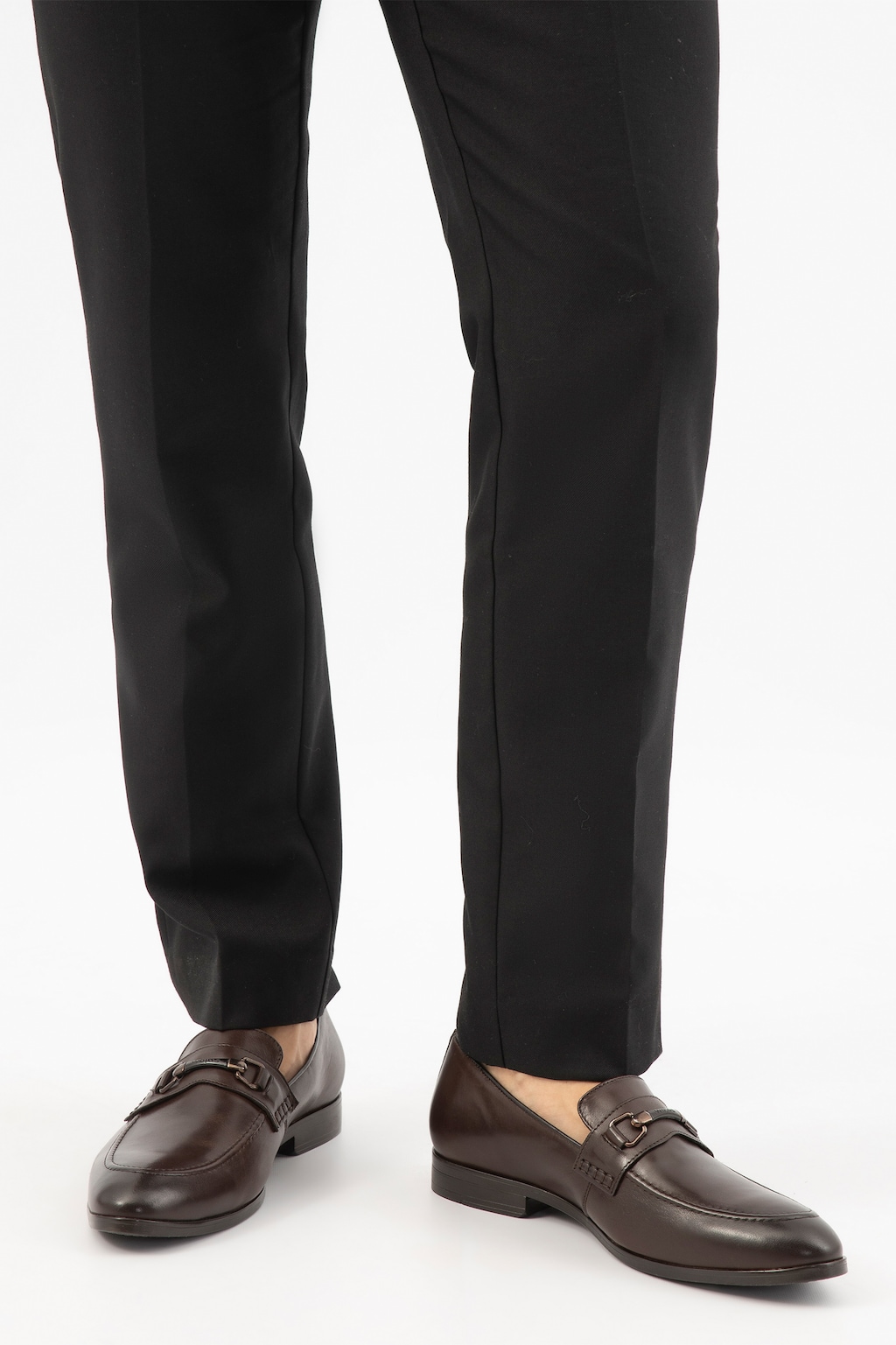 Tmavě hnědé pánské mokasíny s kovovým detailem 10224-52 Widok 7