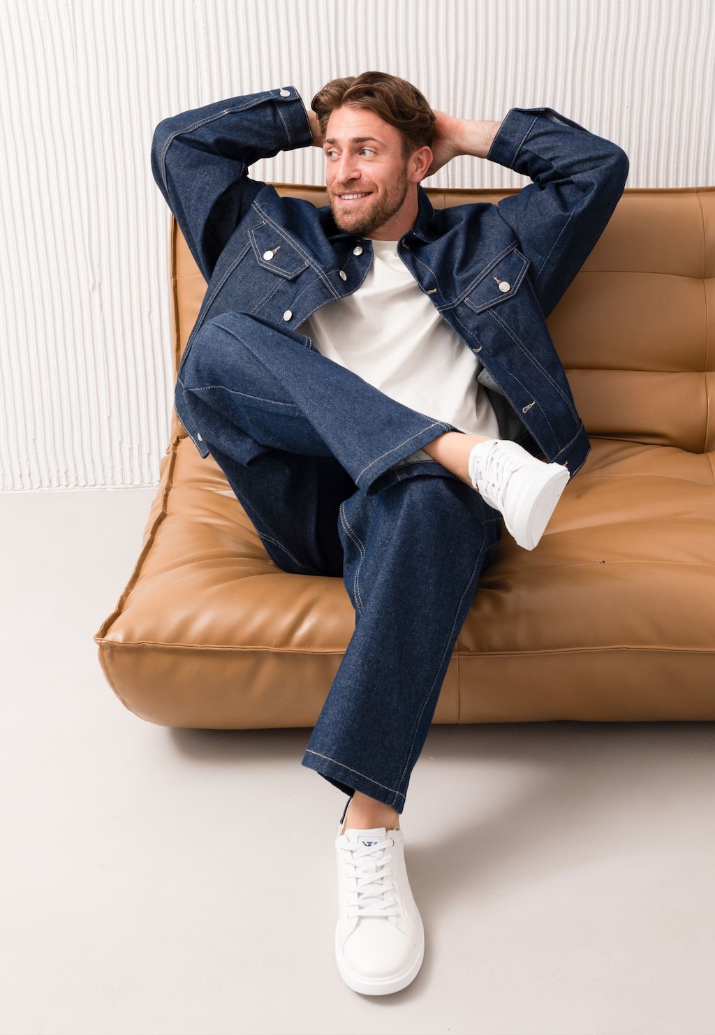 Bílé děrované pánské tenisky s tmavě modrou vložkou 10229-59 Widok 1