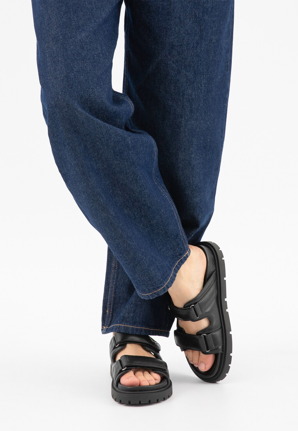 Čierne kožené dámske šľapky so suchými zipsami 74136-51 Widok 8