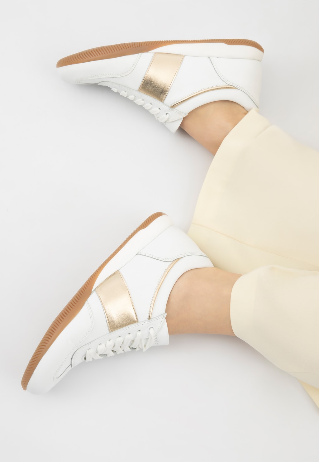 Biele kožené dámske poltopánky so zlatými detailmi 46343-79 Widok 8