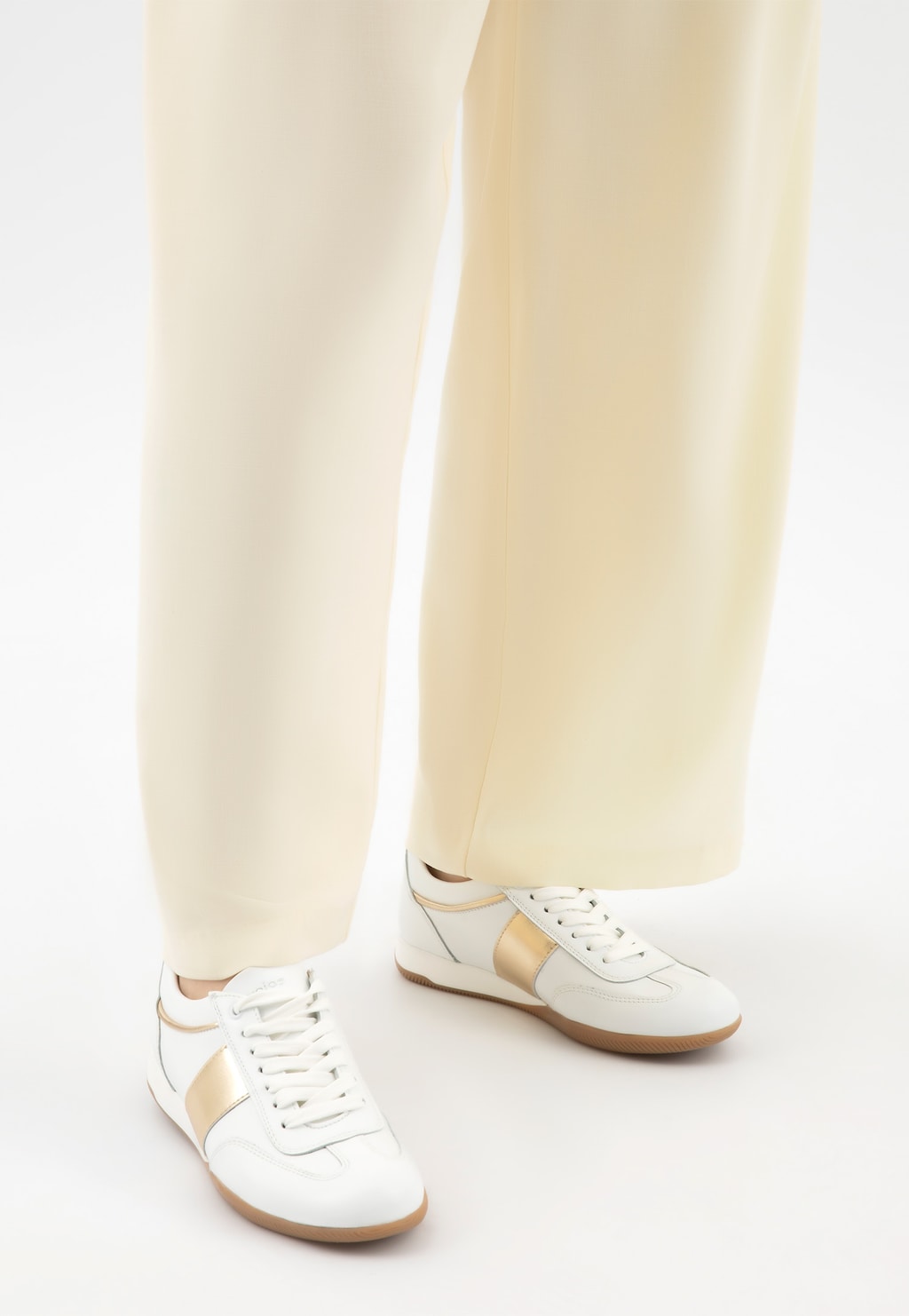 Biele kožené dámske poltopánky so zlatými detailmi 46343-79 Widok 9