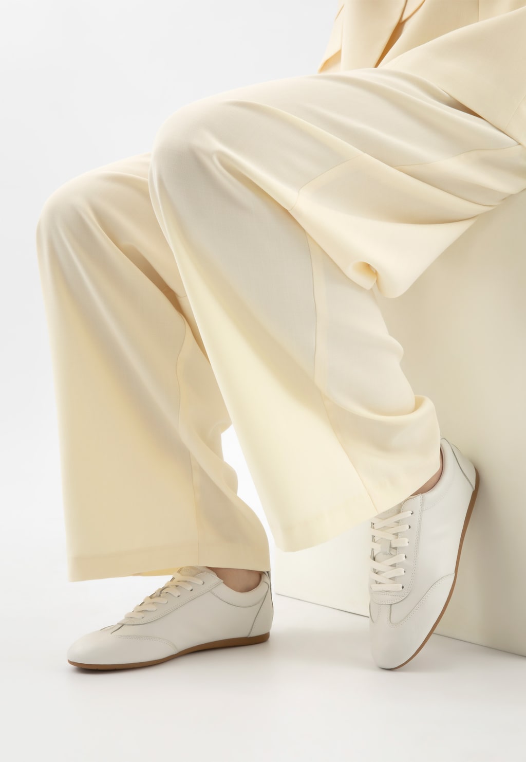 Bílé dámské sneakersy z lícové kůže 46347-59 Widok 7