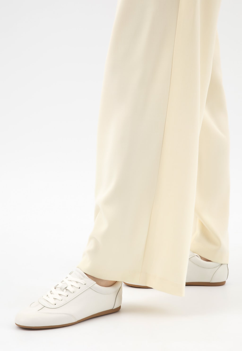 Bílé dámské sneakersy z lícové kůže 46347-59 Widok 8