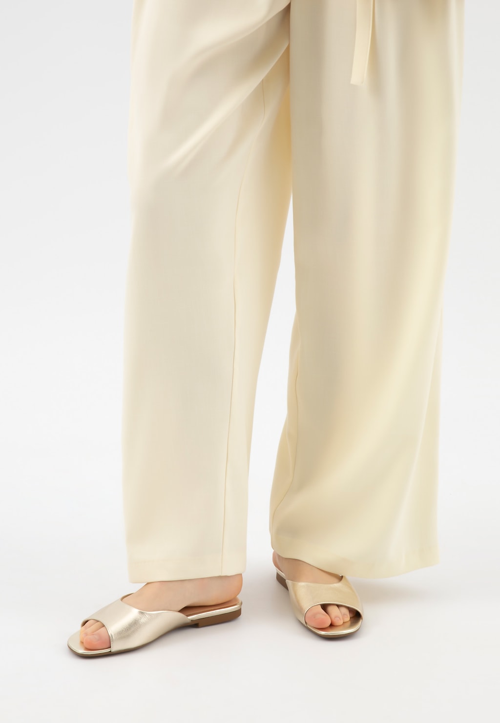 Zlaté dámské pantofle z fóliované lícové kůže 74137-58 Widok 8