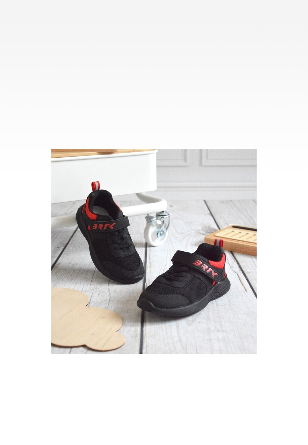 Čierno-červené tenisky pre chlapcov BARTEK 87003-11 Widok 9