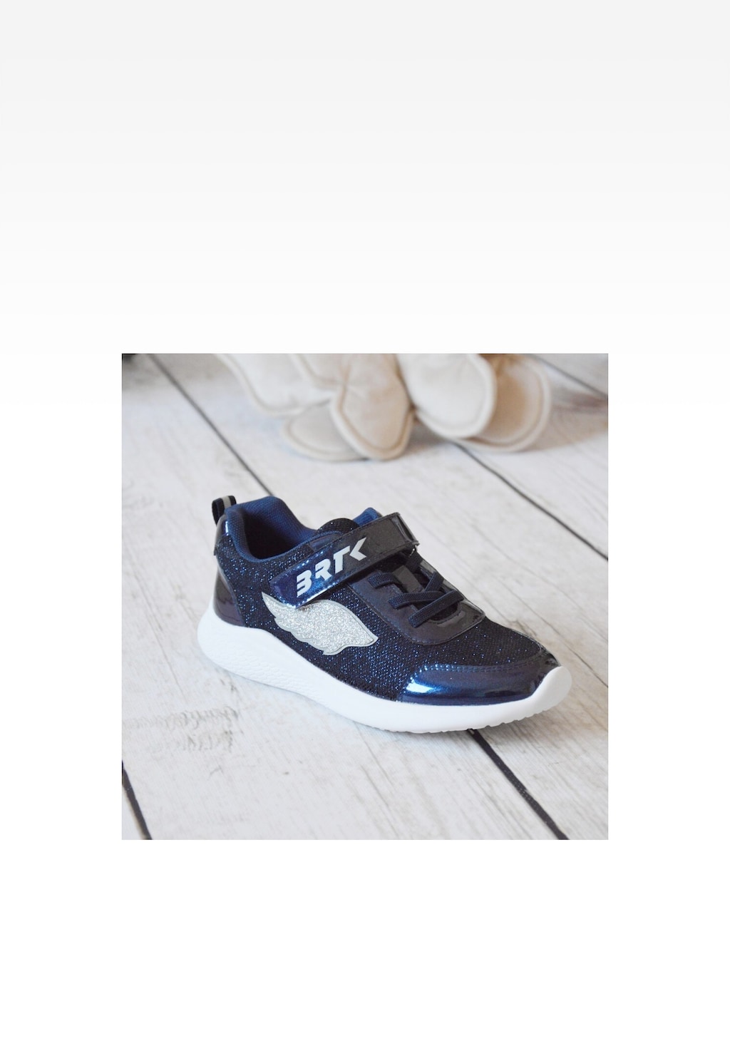 Tmavomodré trblietavé tenisky so striebornou aplikáciou krídla BARTEK 87004-16 Widok 9