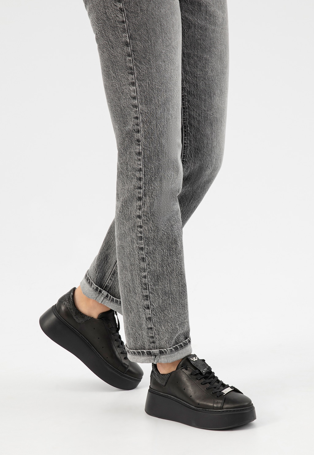 Czarne trampki na lekkiej wysokiej podeszwie 46285-51 Widok 7