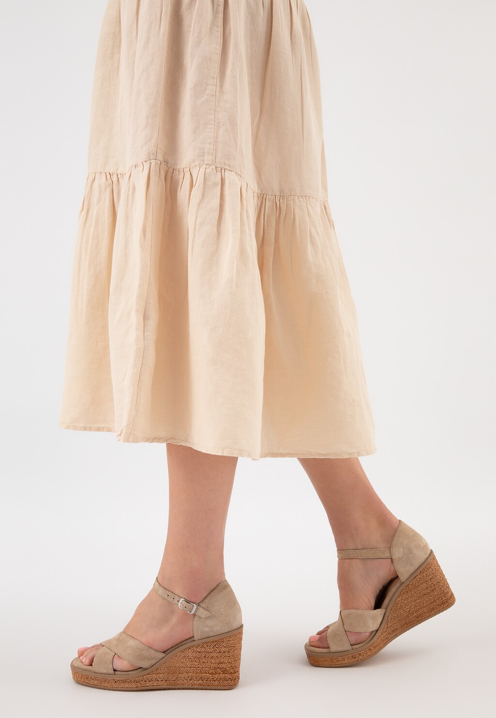 Beżowe sandały z dwoiny welurowej na koturnie 76149-64 Widok 7