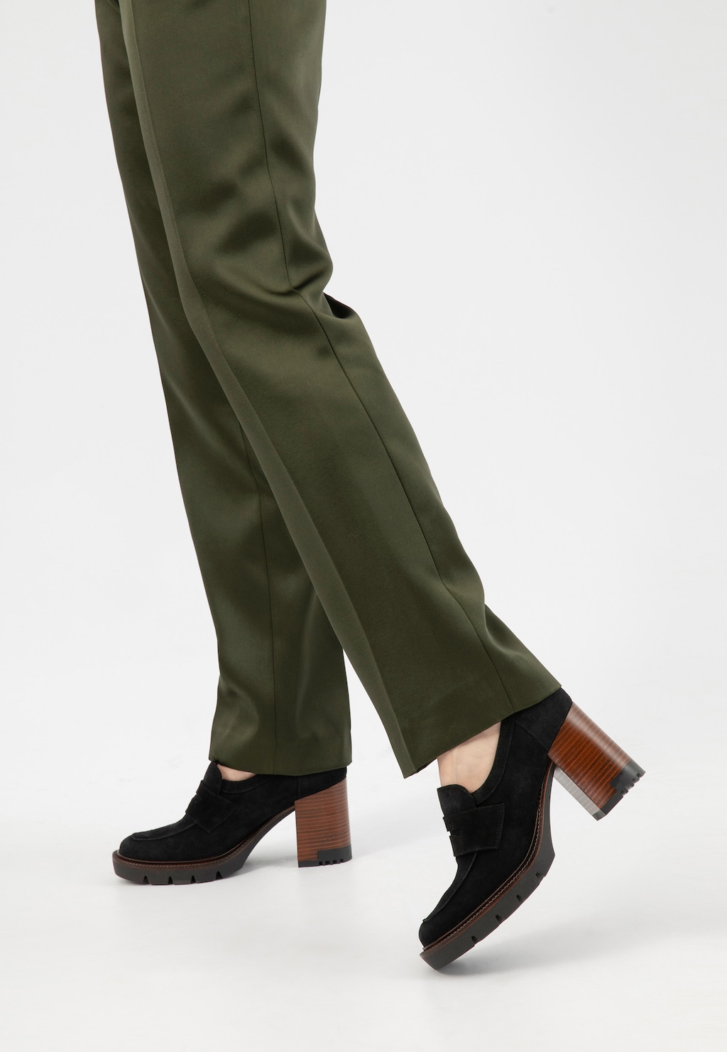 Czarne mokasyny damskie z dwoiny welurowej na obcasie 46239-61 Widok 7