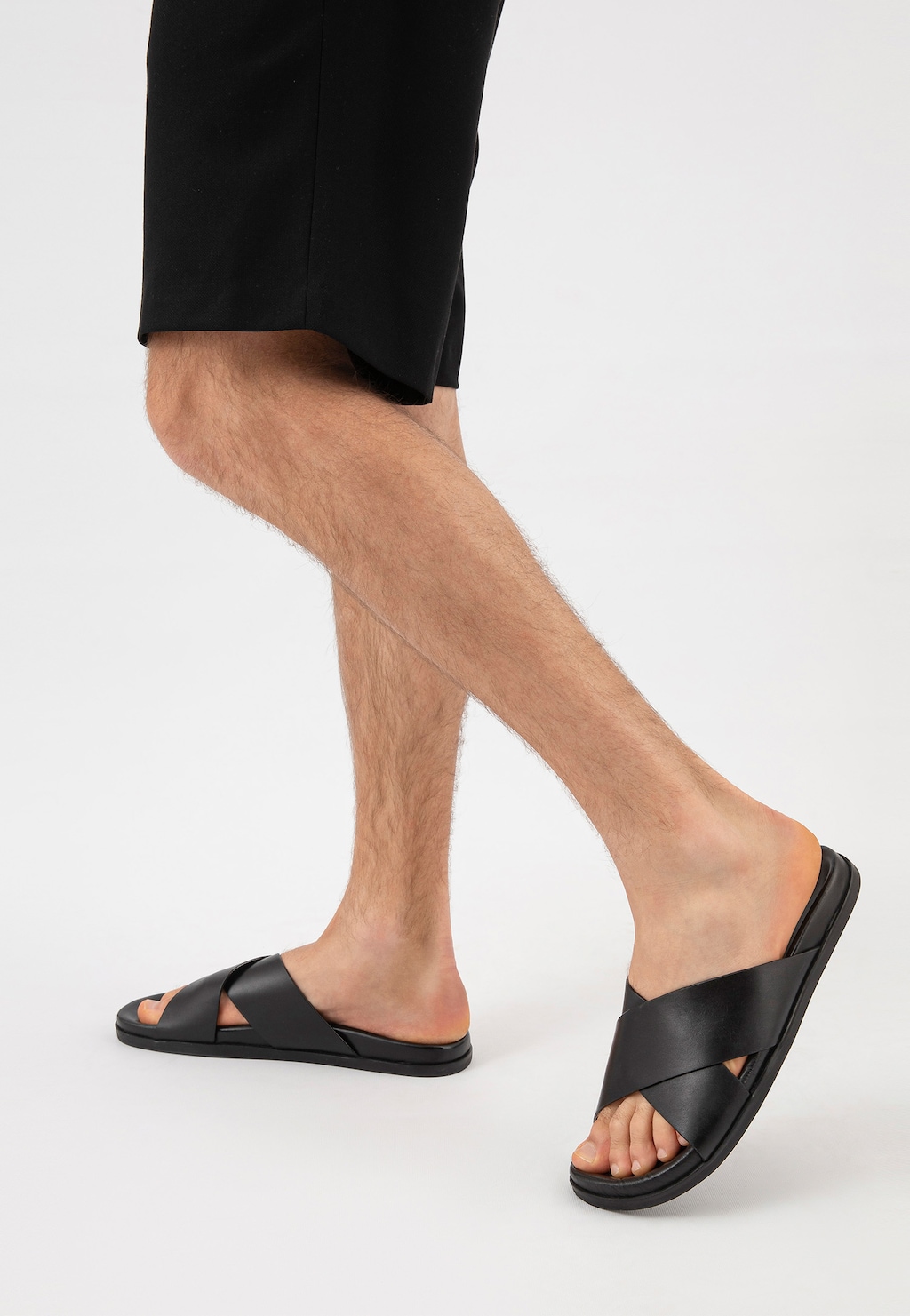 Czarne klapki męskie z gładkiej skóry licowej 32010-51 Widok 8