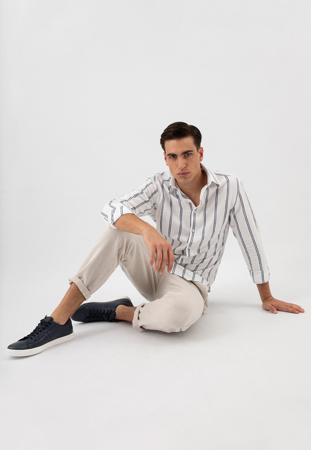 Tmavomodré pánske tenisky s bielou podrážkou 10167-56 Widok 7