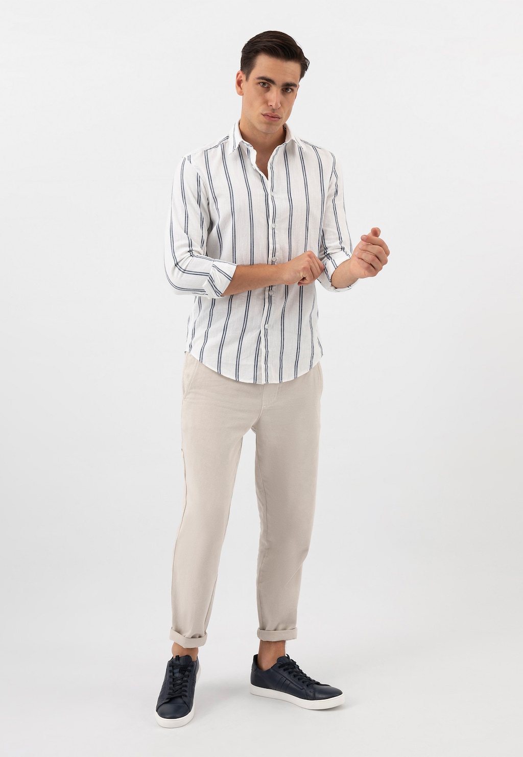 Tmavomodré pánske tenisky s bielou podrážkou 10167-56 Widok 9