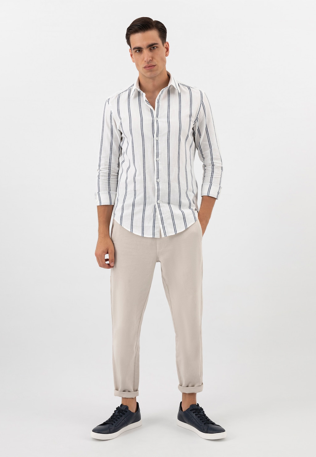 Tmavomodré pánske tenisky s bielou podrážkou 10167-56 Widok 1