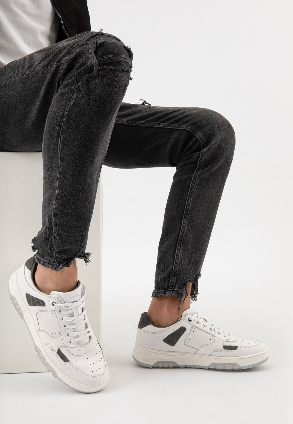 Biało-popielate półbuty męskie ze skóry naturalnej 10093-79 Widok 8