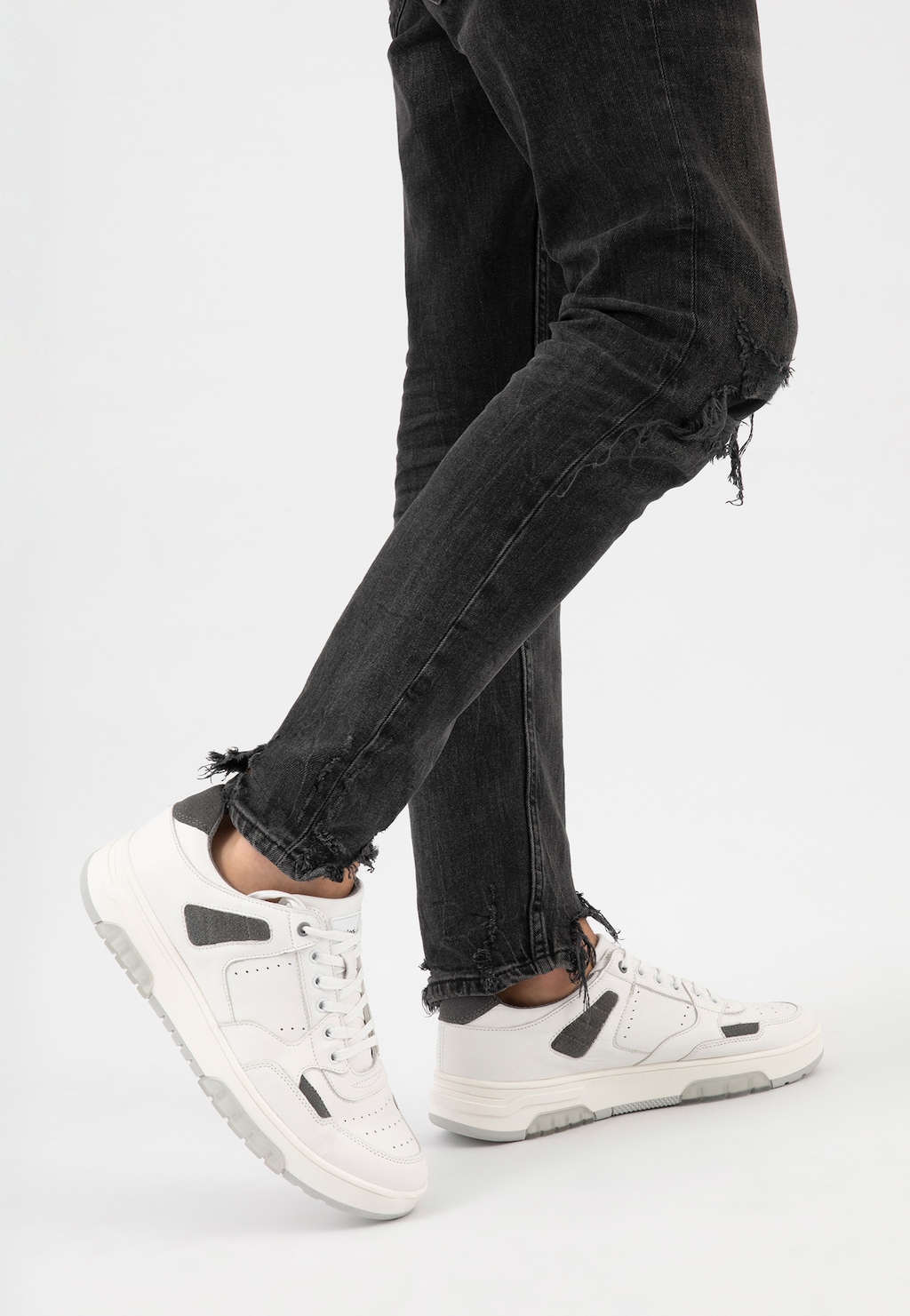 Biało-popielate półbuty męskie ze skóry naturalnej 10093-79 Widok 10