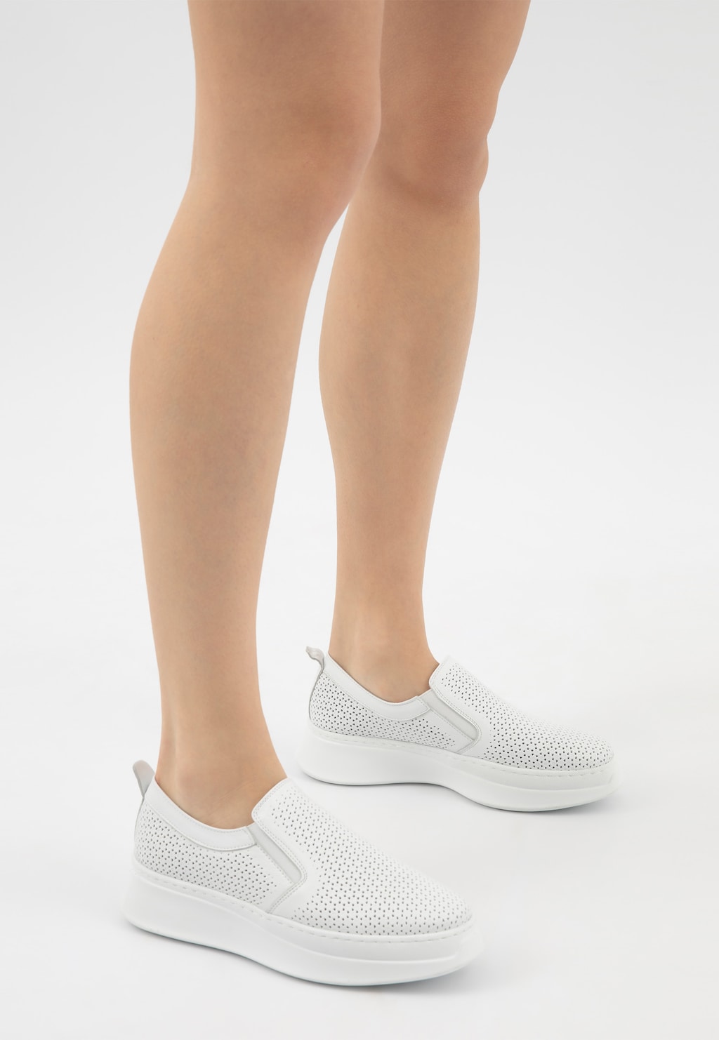 Bílé dámské slip-on polobotky z lícové kůže 46338-59 Widok 8