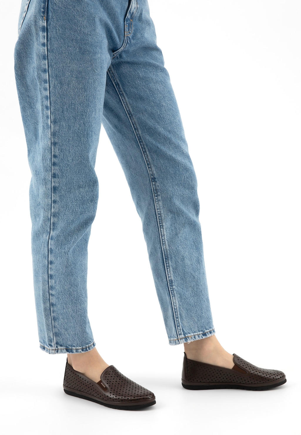 Brązowe loafersy damskie z ażurowanej skóry licowej 46102-52 Widok 7