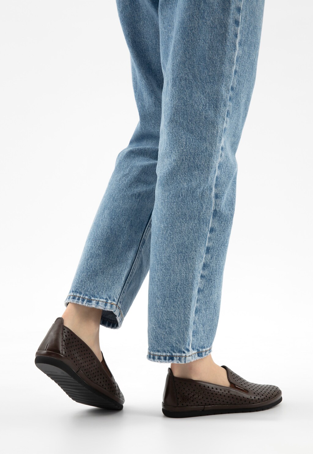 Brązowe loafersy damskie z ażurowanej skóry licowej 46102-52 Widok 8