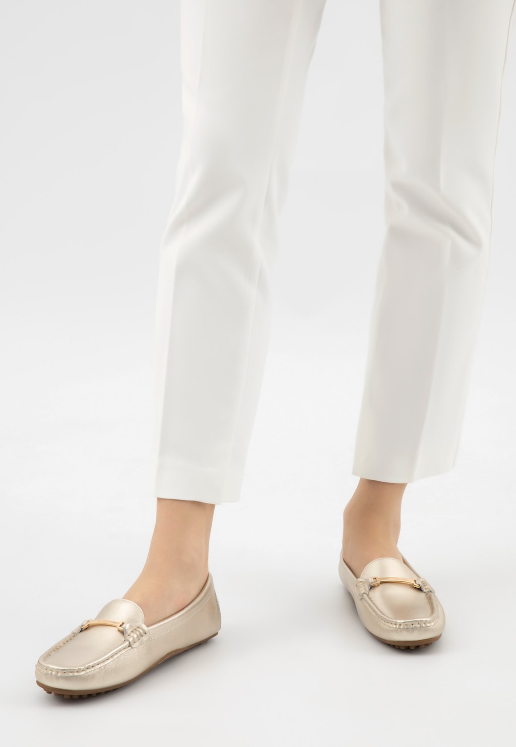 Złote skórzane mokasyny damskie na podeszwie typu driver 46210-58 Widok 8