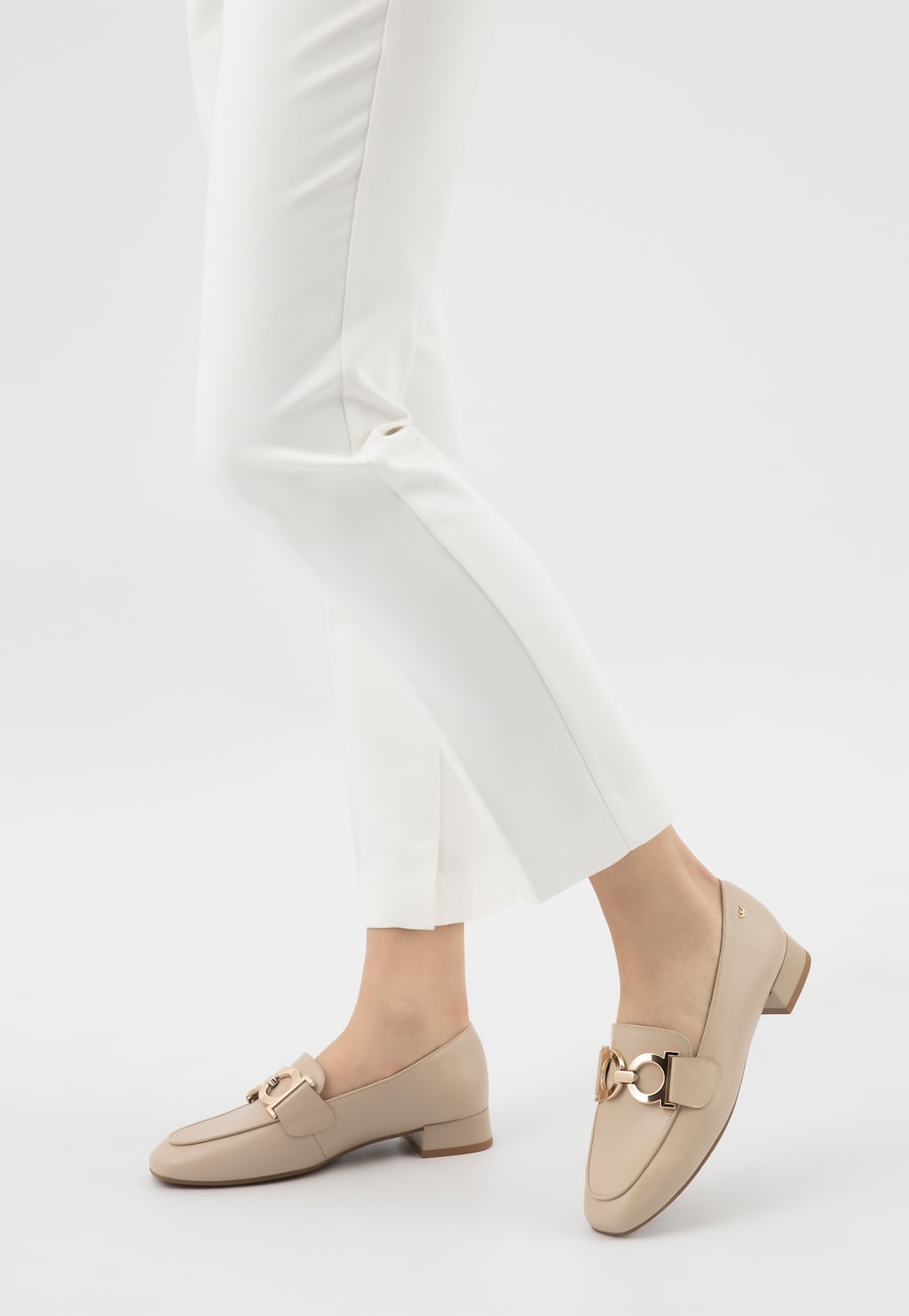 Beżowe półbuty ze skóry naturalnej na obcasie 46320-54 Widok 9