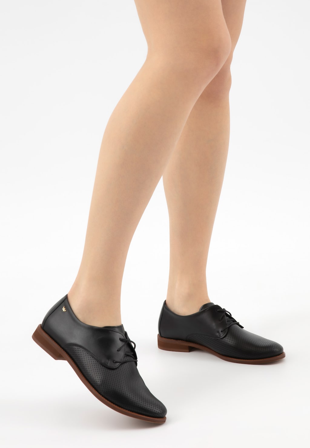 Čierne elegantné dámske oxfordky s perforovanou kožou 46342-51 Widok 8