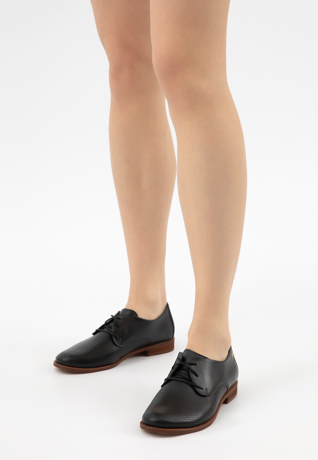 Čierne elegantné dámske oxfordky s perforovanou kožou 46342-51 Widok 9