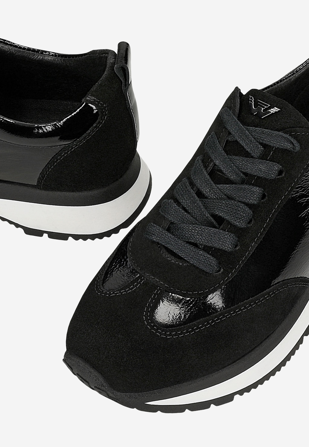 Czarne sneakersy damskie z lakierowanej skóry i wstawkami z dwoiny welurowej 46355-71 Widok 6