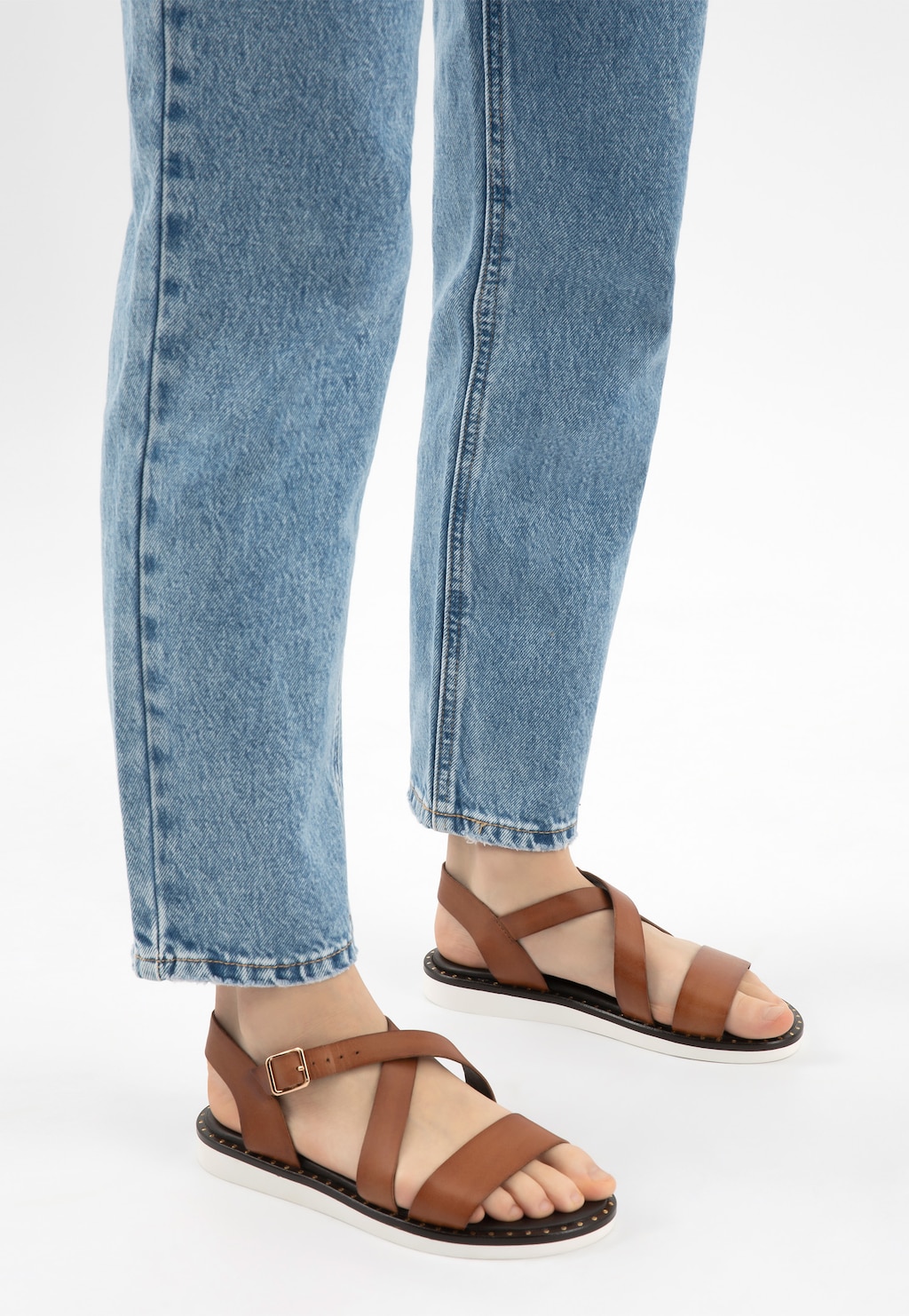 Hnedé kožené dámske sandále na plochej podrážke 76235-53 Widok 7