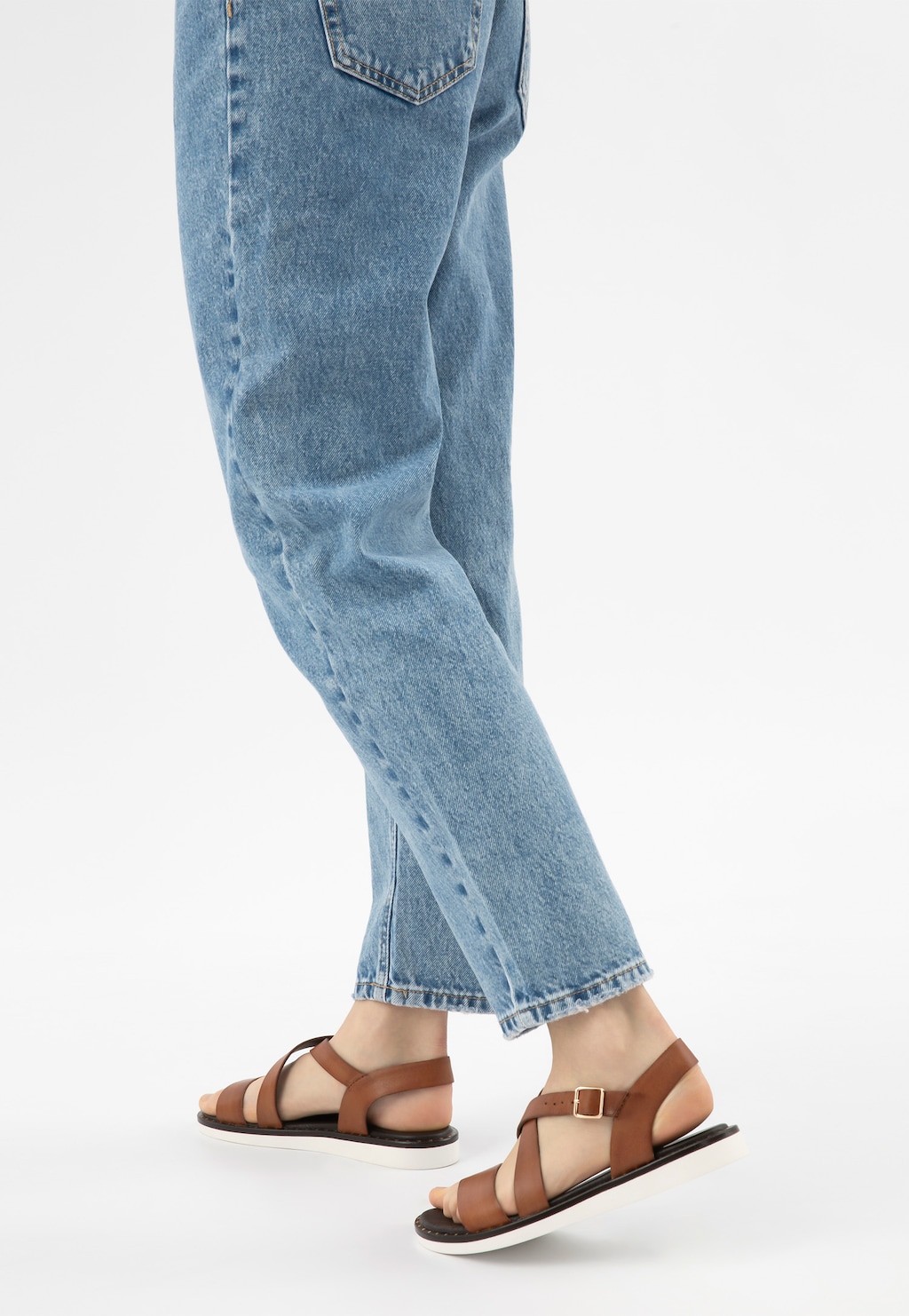 Hnedé kožené dámske sandále na plochej podrážke 76235-53 Widok 8