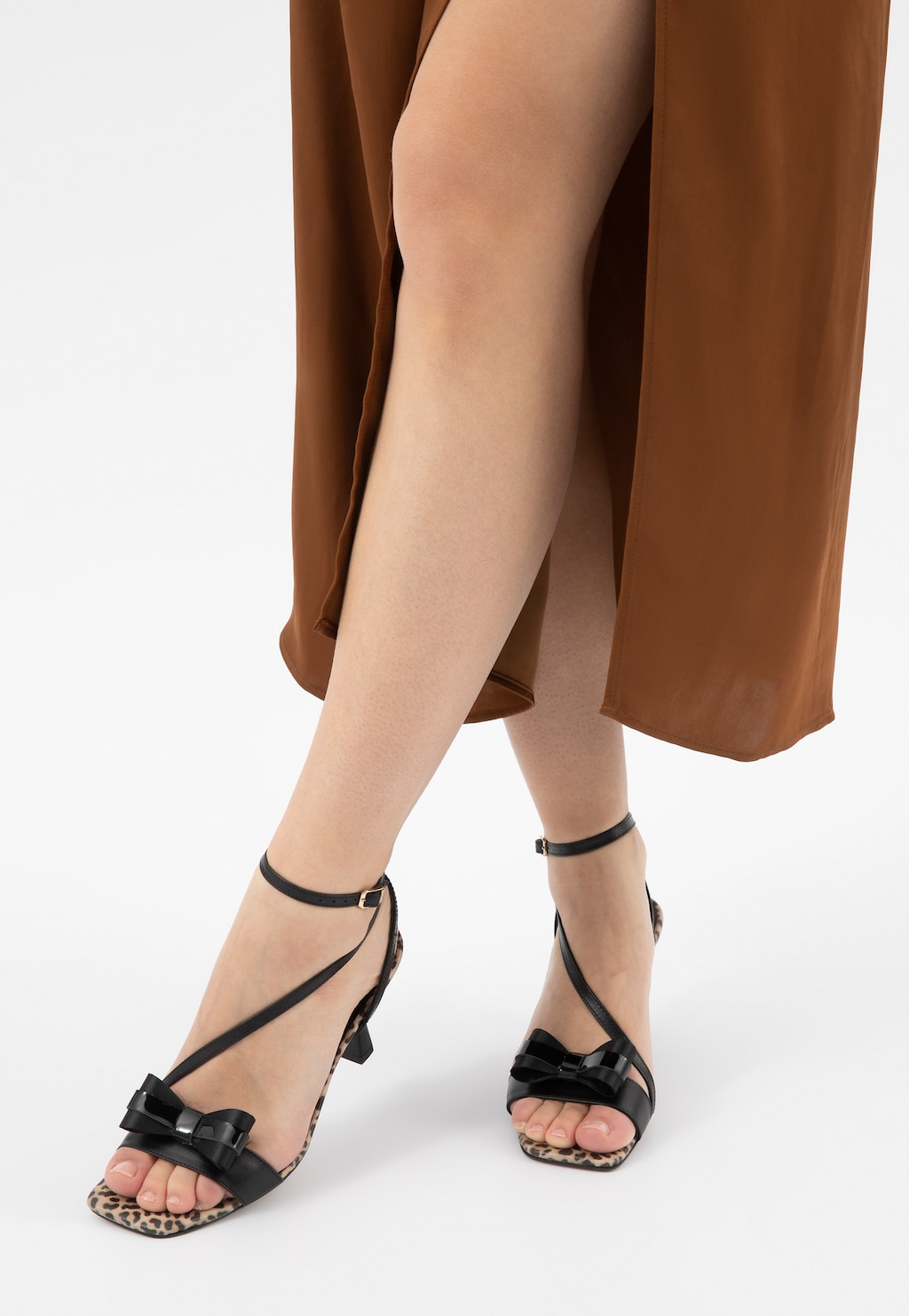 Čierne ozdoby na obuv v podobe úzkych mašličiek 98521-51 Widok 1