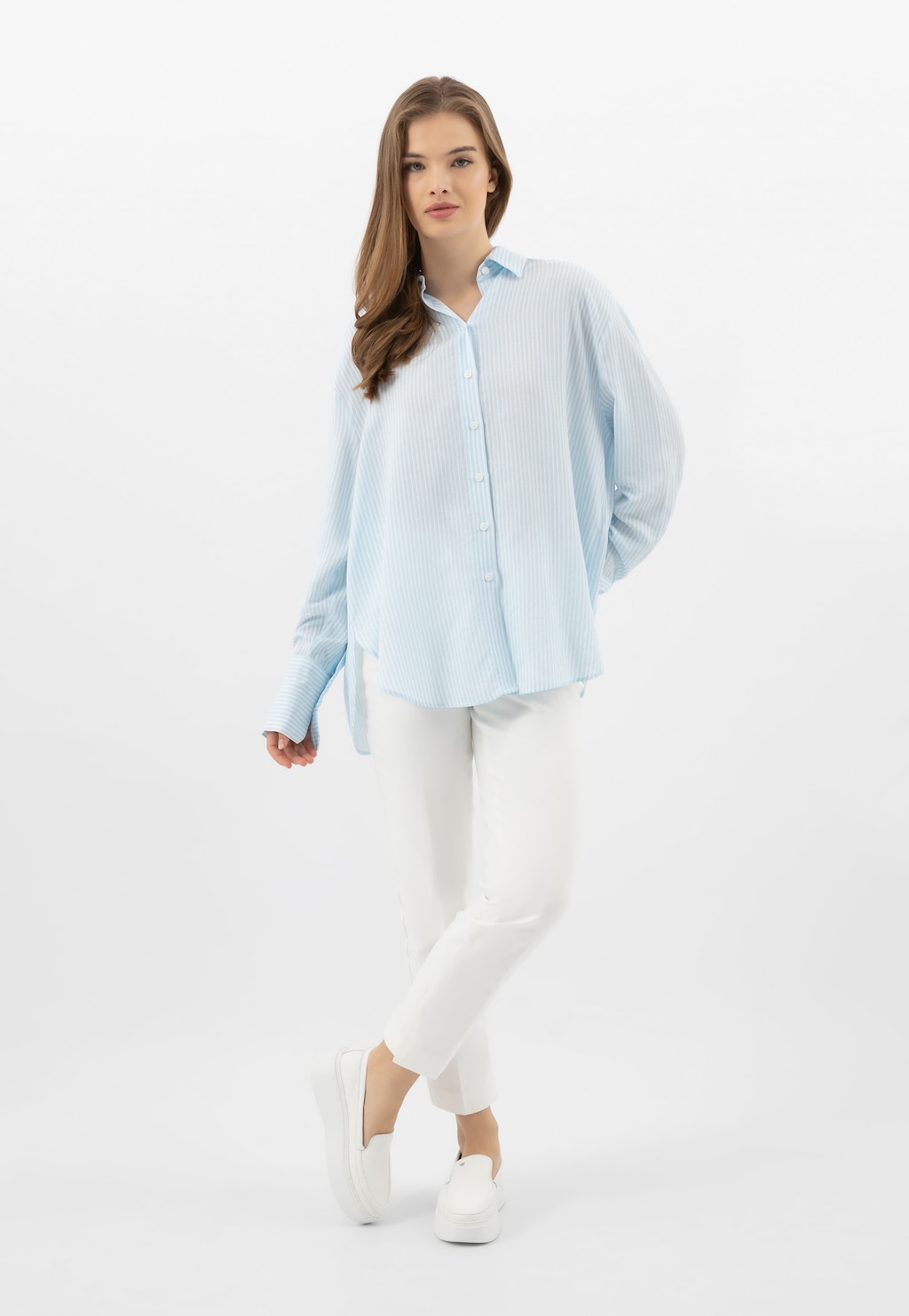 Białe wsuwane półbuty damskie ze skóry naturalnej 46345-59 Widok 9