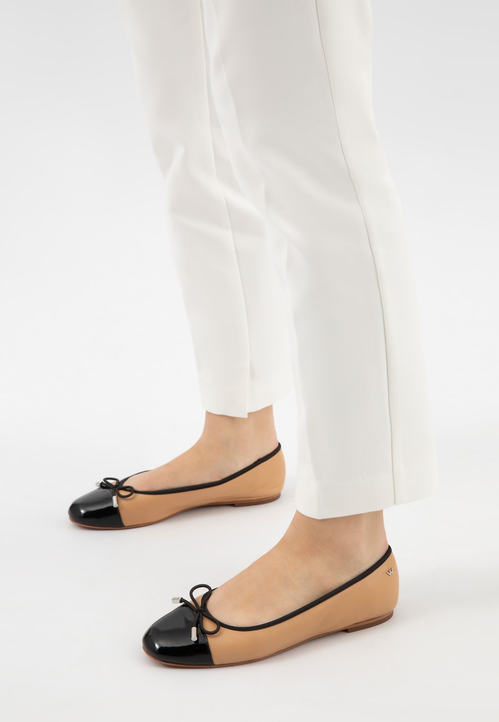 Kožené béžové dámské balerínky s černou lakovanou špičkou 44035-74 Widok 8