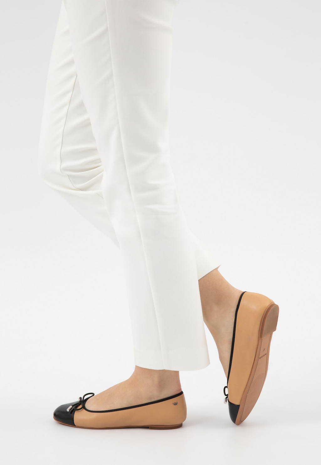 Kožené béžové dámské balerínky s černou lakovanou špičkou 44035-74 Widok 9