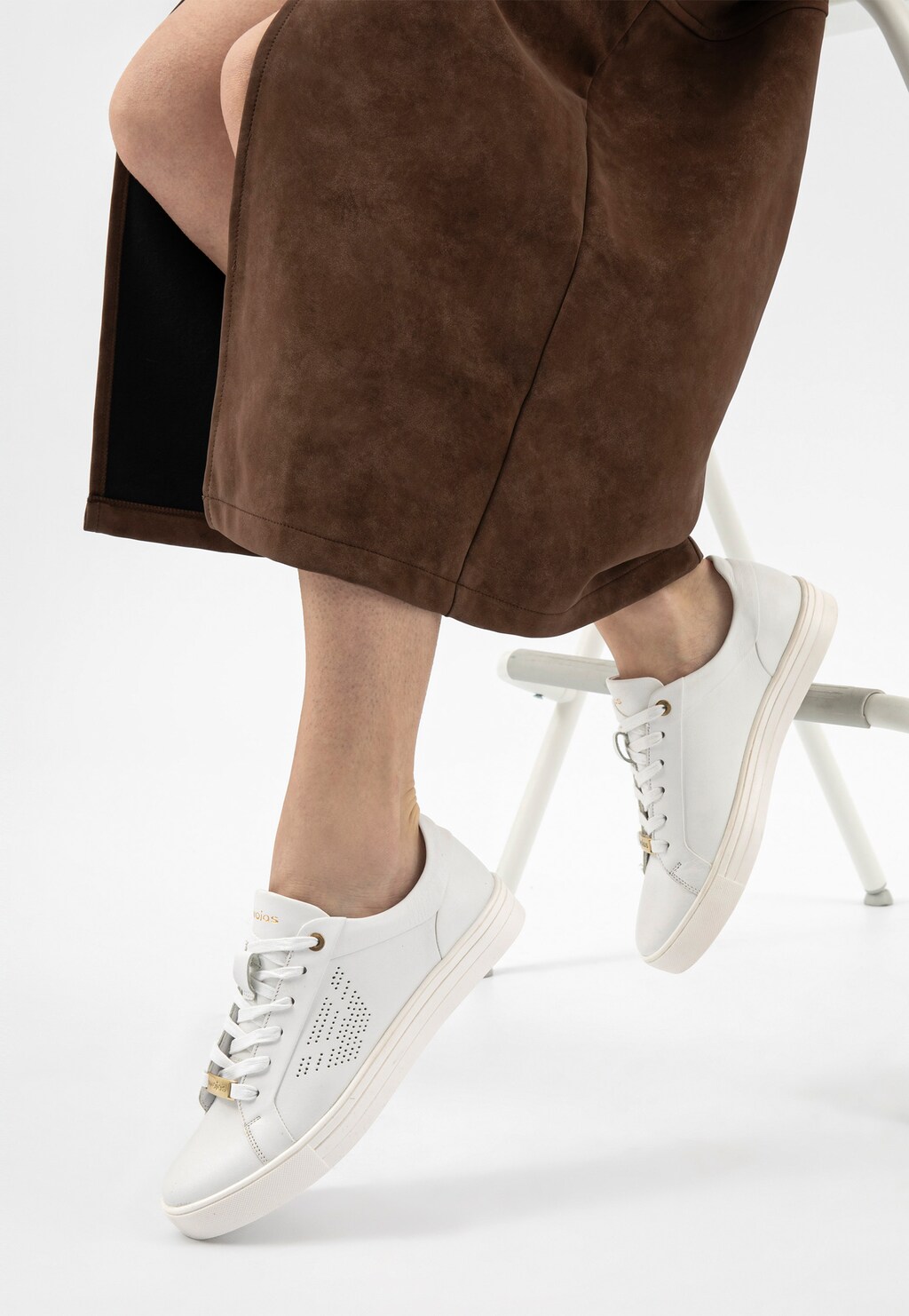 Białe półbuty damskie z dziurkowanym logo 46084-59 Widok 8