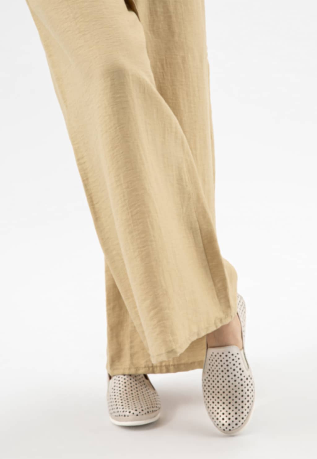 Béžové lesklé mokasíny dámské z perforované kůže 46102-58 Widok 7