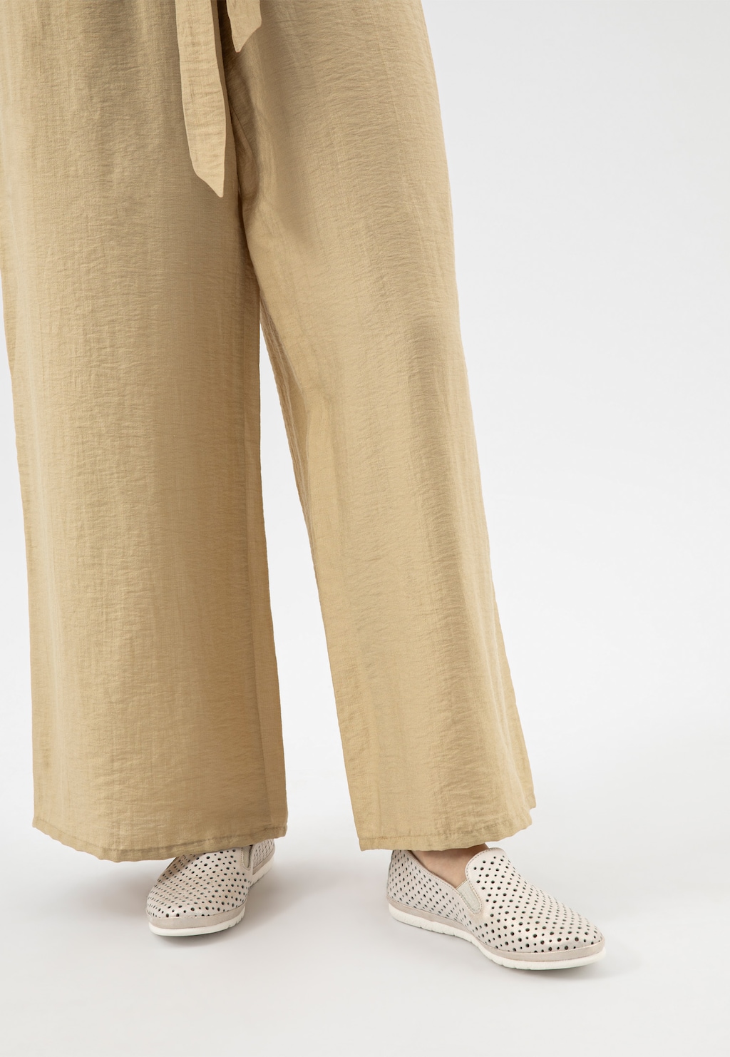 Béžové lesklé mokasíny dámské z perforované kůže 46102-58 Widok 8