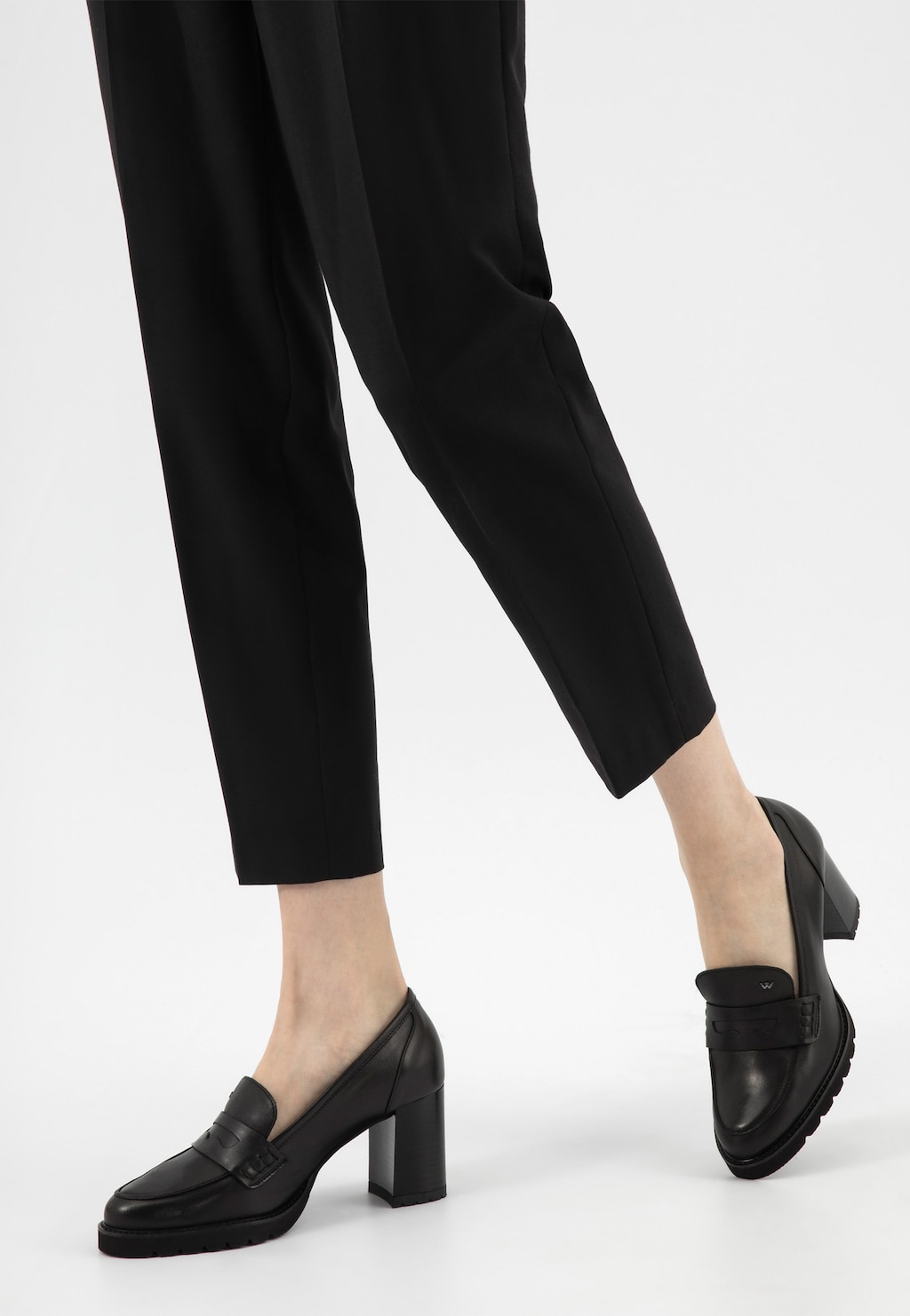 Czarne skórzane mokasyny damskie na słupku 46318-51 Widok 9