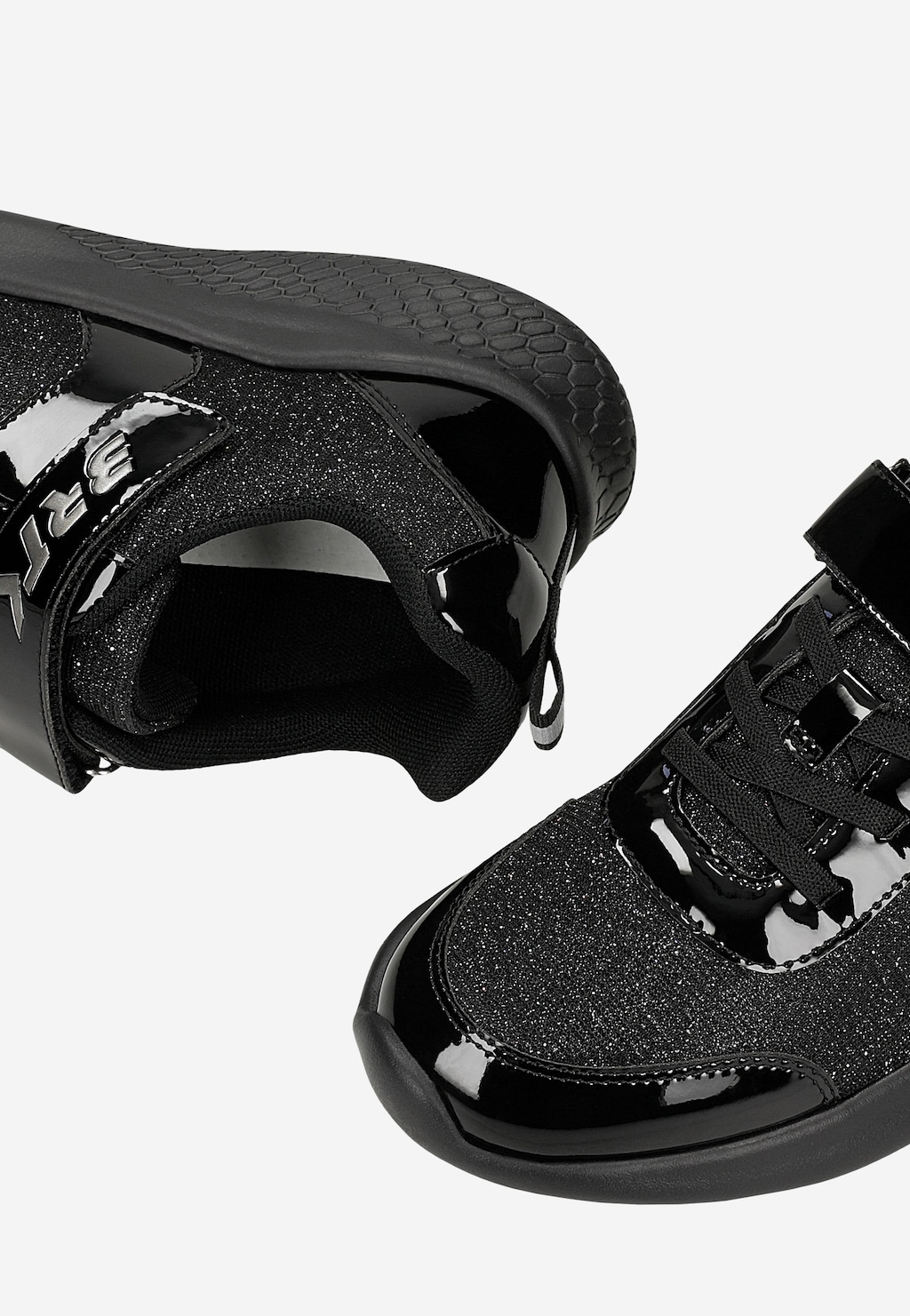 Czarne sneakersy z brokatowym materiałem i lakierowanymi wstawkami BARTEK 87004-10 Widok 7