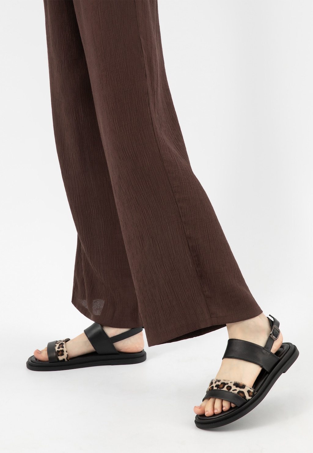 Czarne sandały z paskiem w panterkę 76214-51 Widok 8