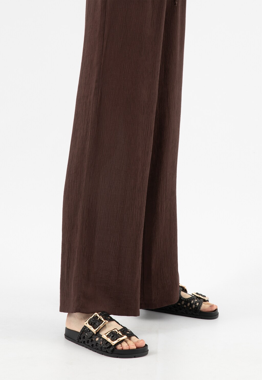 Černé ažurové dámské pantofle z lícové kůže se zlatými přezkami 74159-51 Widok 8