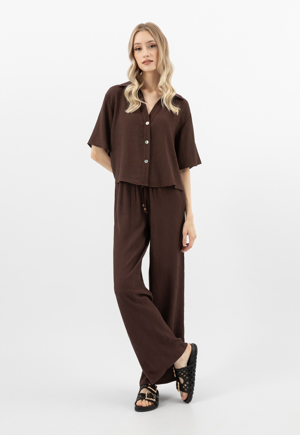 Černé ažurové dámské pantofle z lícové kůže se zlatými přezkami 74159-51 Widok 9