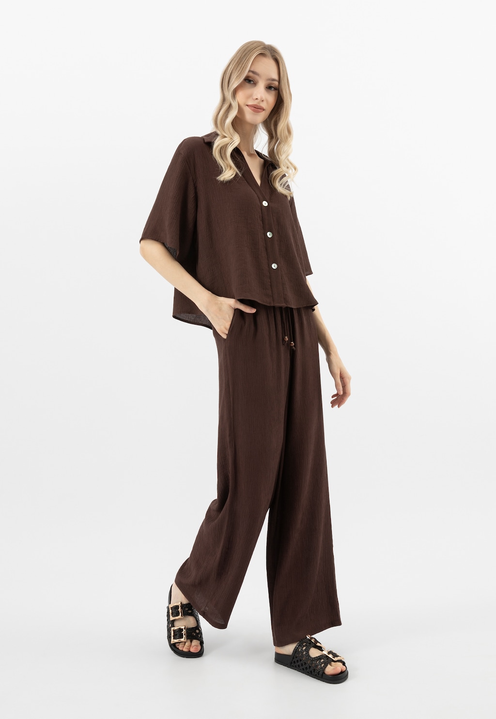 Černé ažurové dámské pantofle z lícové kůže se zlatými přezkami 74159-51 Widok 1