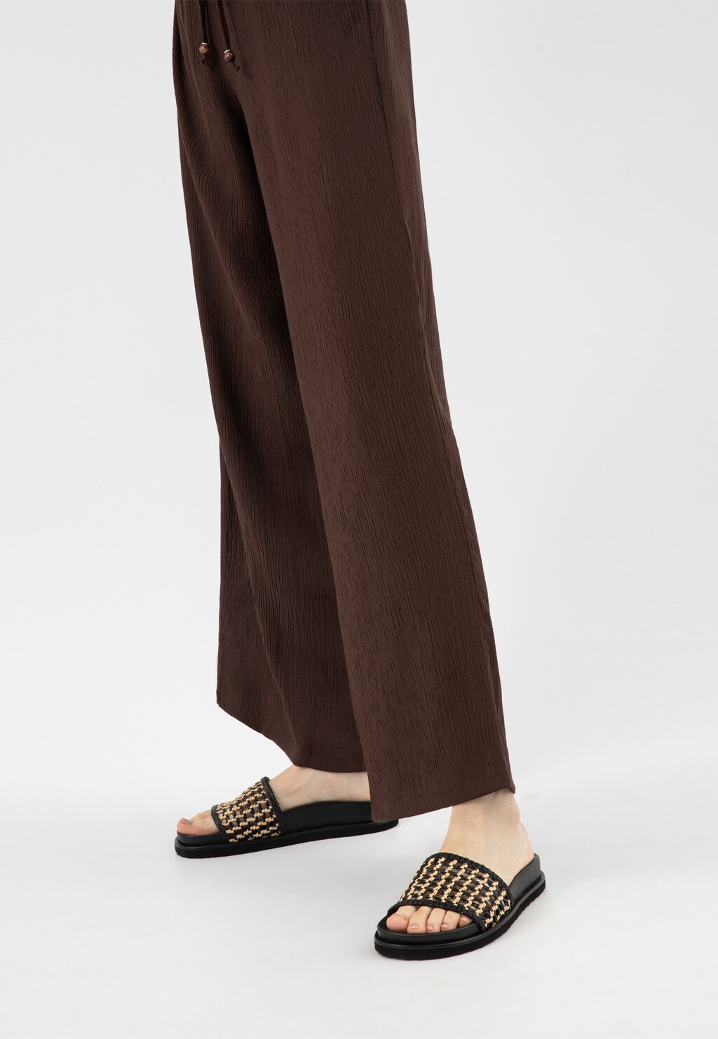 Czarno-beżowe plecione klapki damskie 74155-80 Widok 8